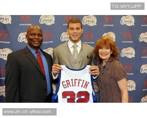 男足球星老婆们的真实生活揭秘 聚光灯背后的幸福与压力故事 男足球星老婆们的真实生活揭秘 聚光灯背后的幸福与压力故事